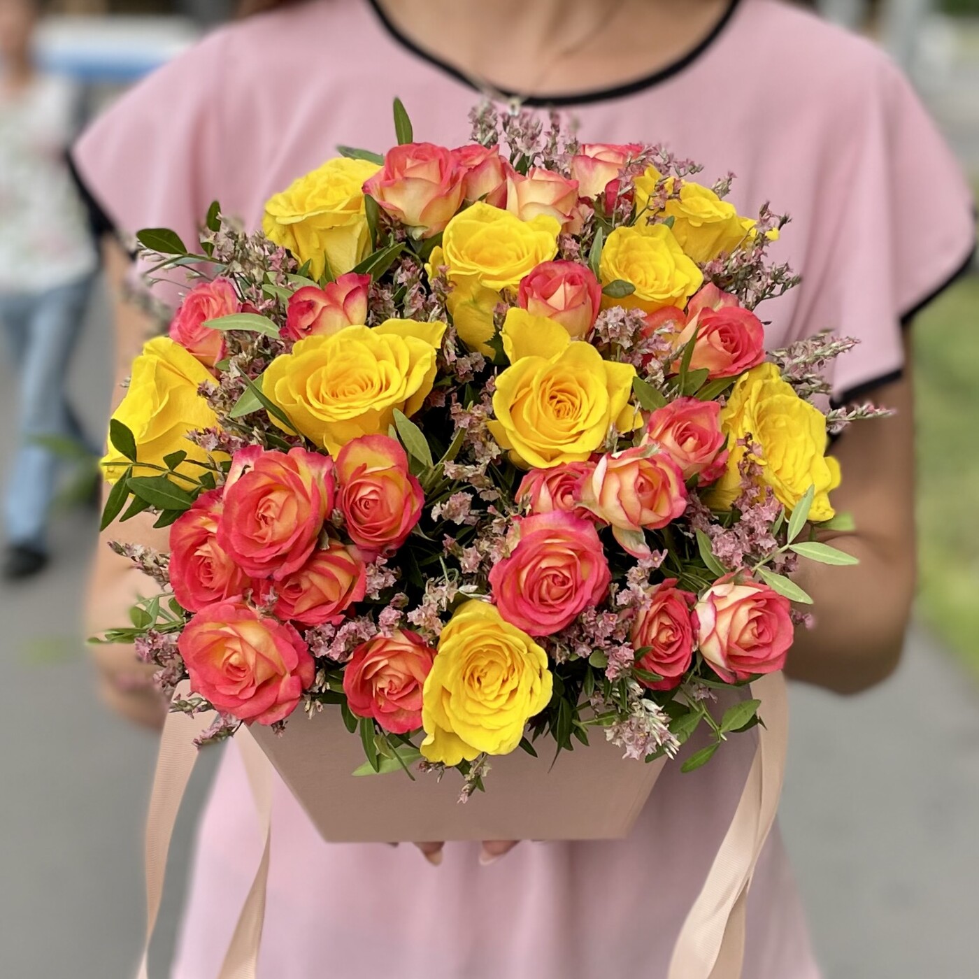 Яркая композиция из роз в коробке