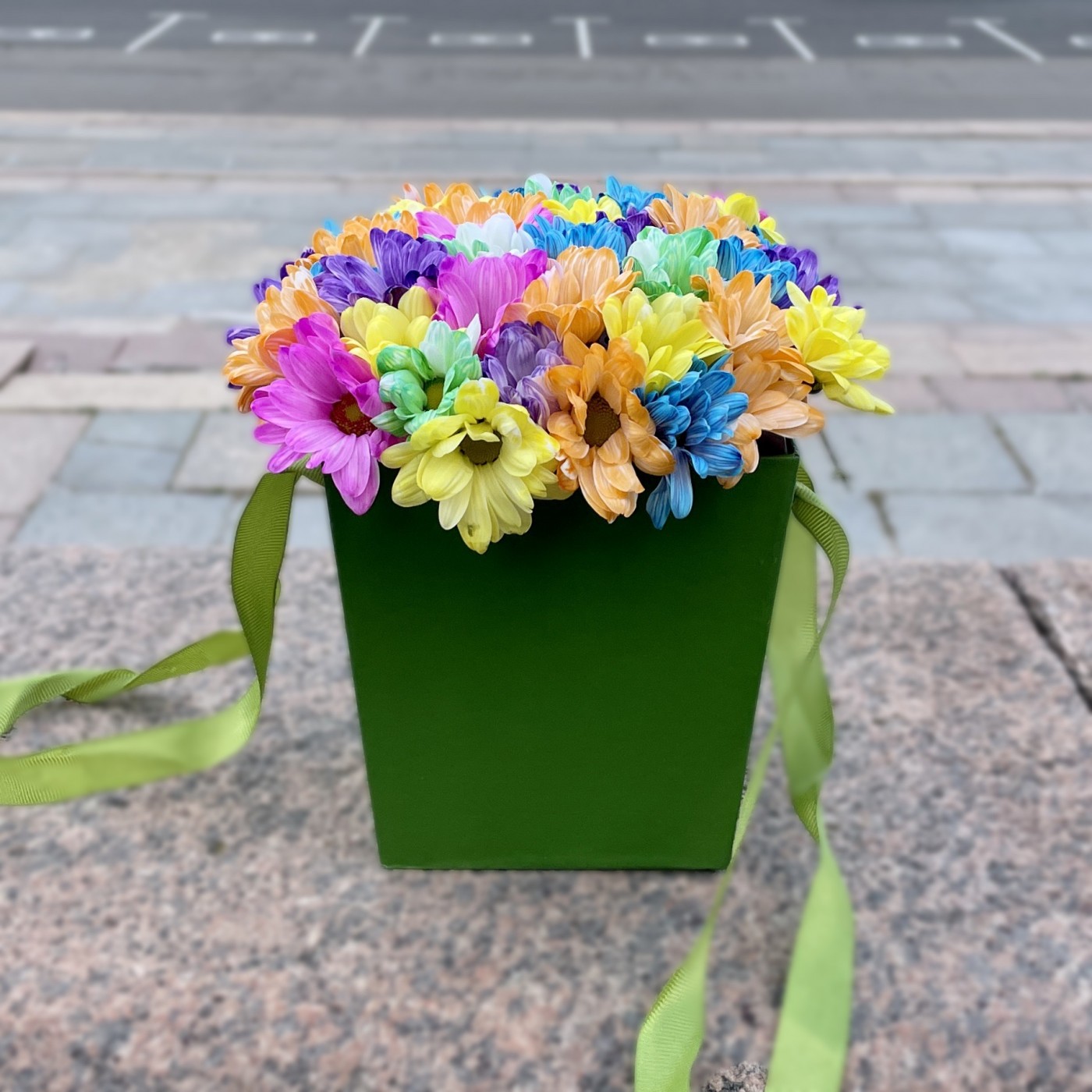 Радужные хризантемы в зеленой коробке