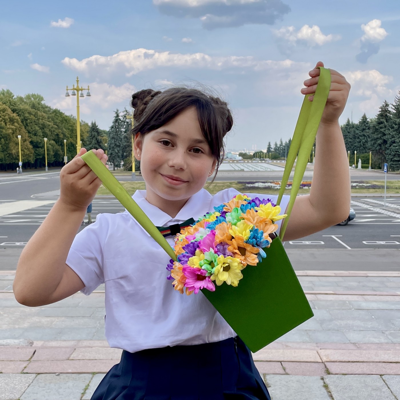 Радужные хризантемы в зеленой коробке