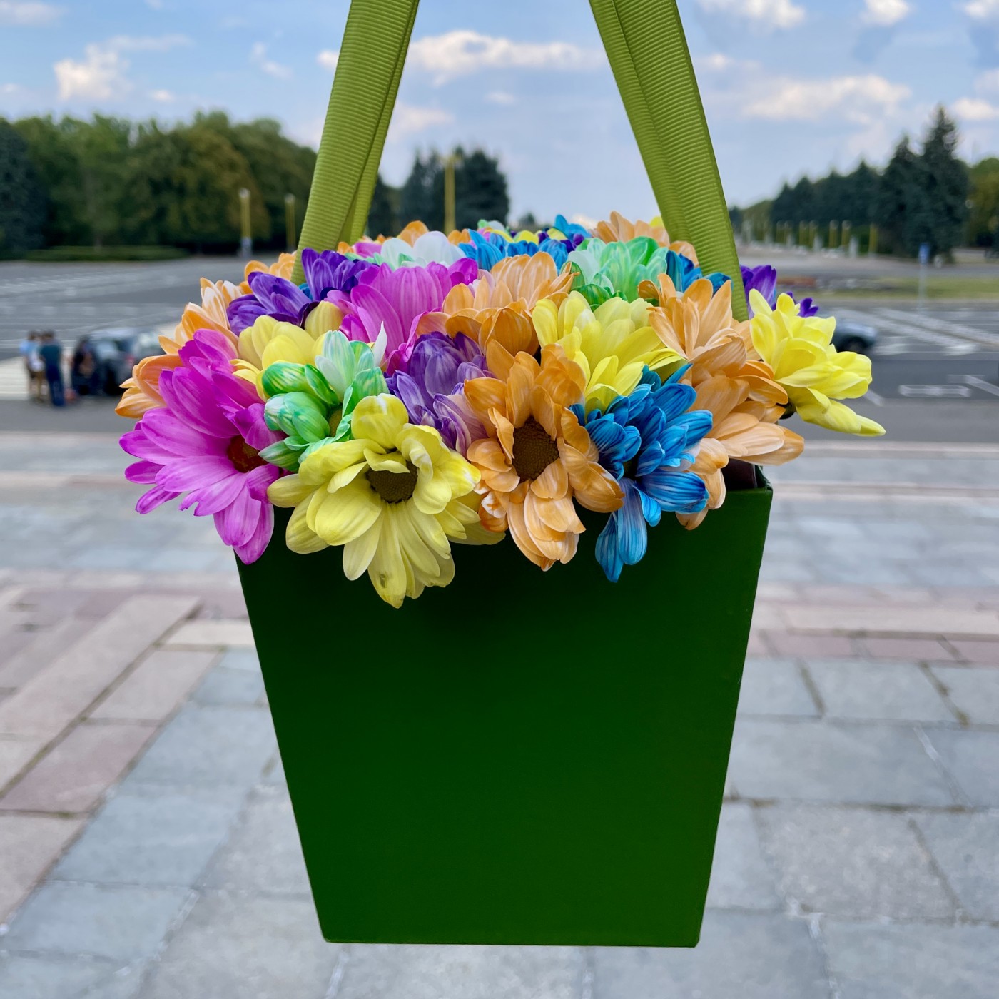 Радужные хризантемы в зеленой коробке