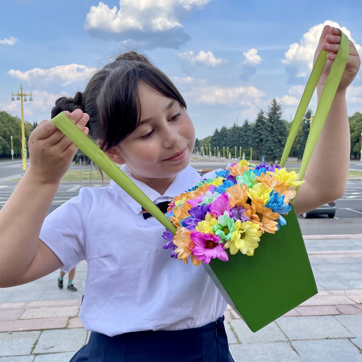 Радужные хризантемы в зеленой коробке