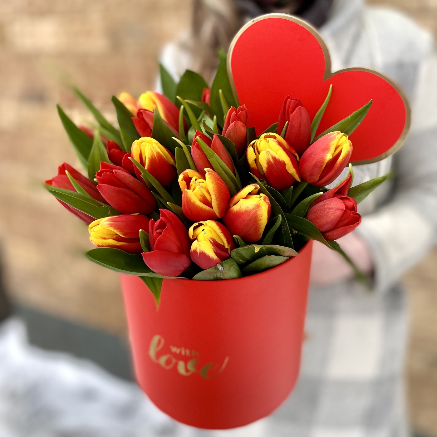 25 тюльпанов в коробке С Любовью