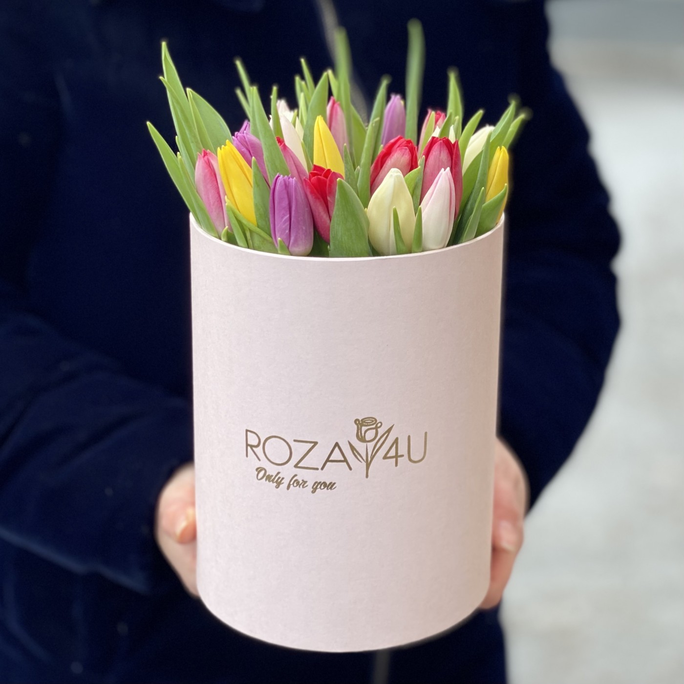 25 тюльпанов яркий микс в бежевой коробке