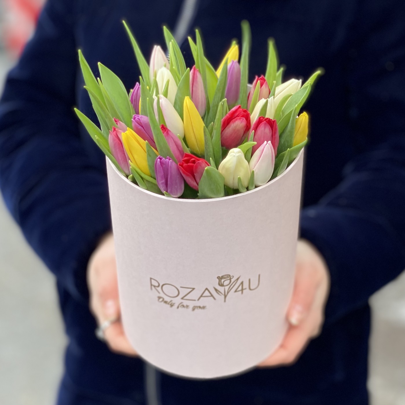 25 тюльпанов яркий микс в бежевой коробке