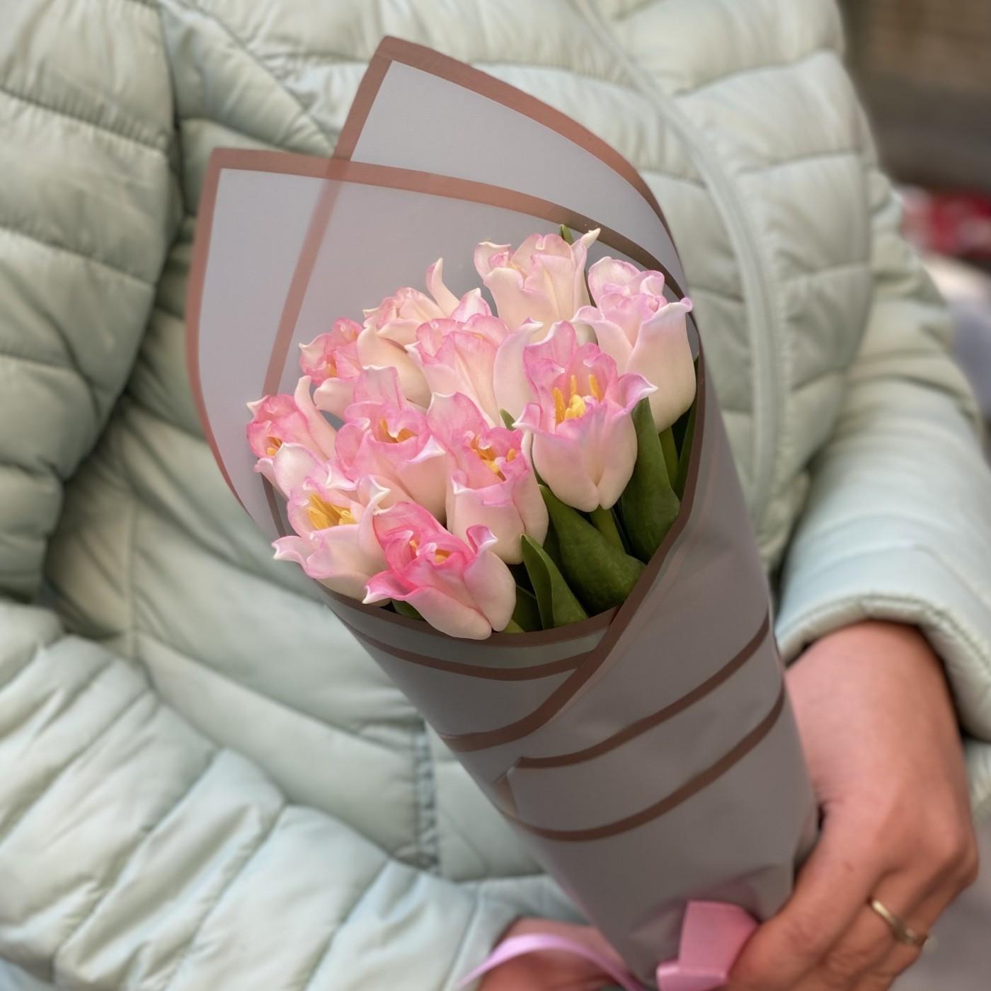 11 бело-розовых тюльпанов Краун