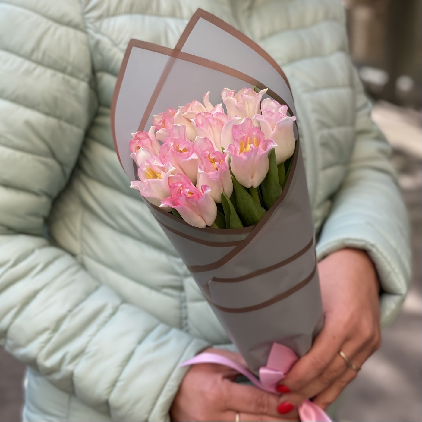 11 бело-розовых тюльпанов Краун