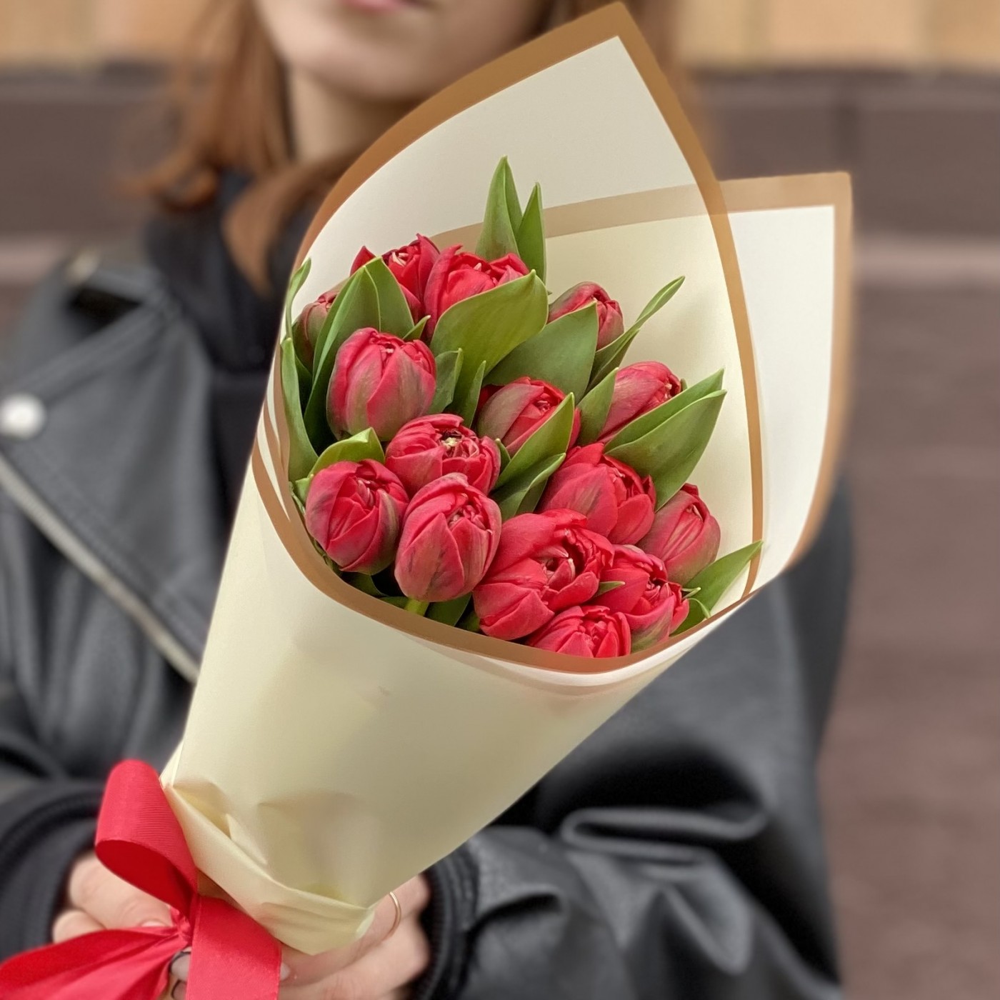15 красных пионовидных тюльпанов