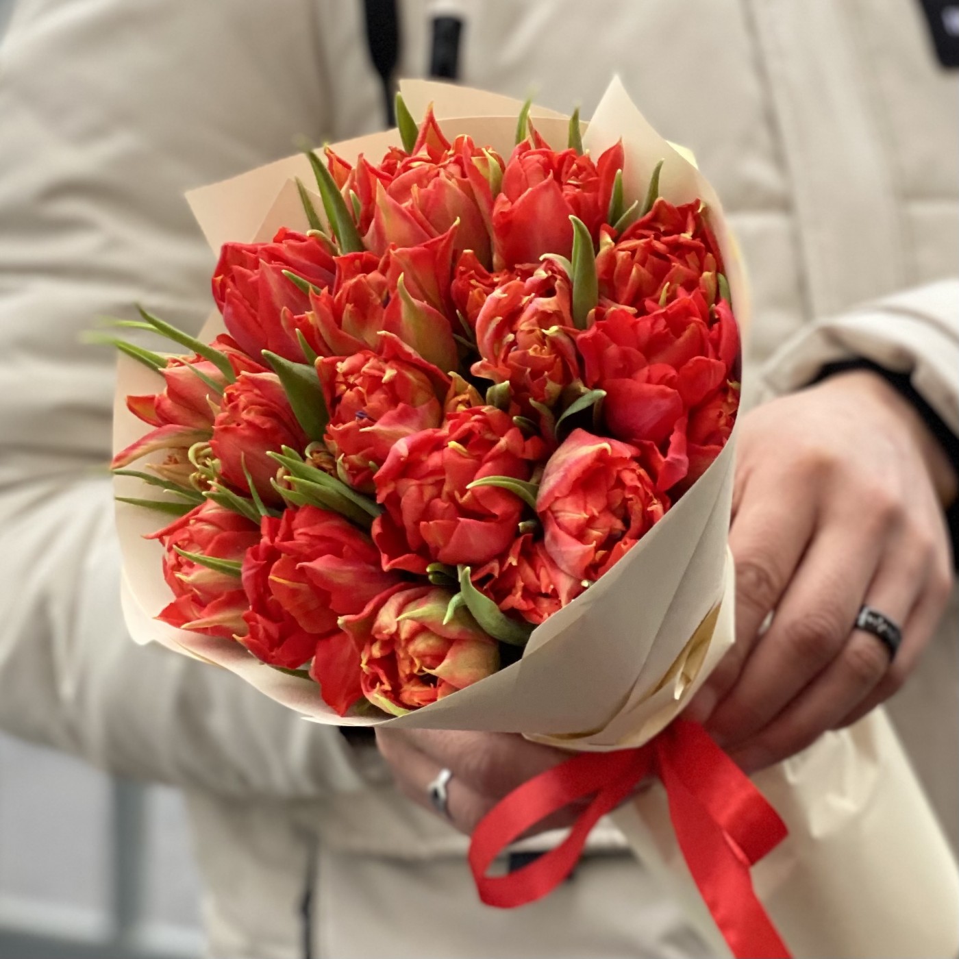 15 красных пионовидных тюльпанов Абба