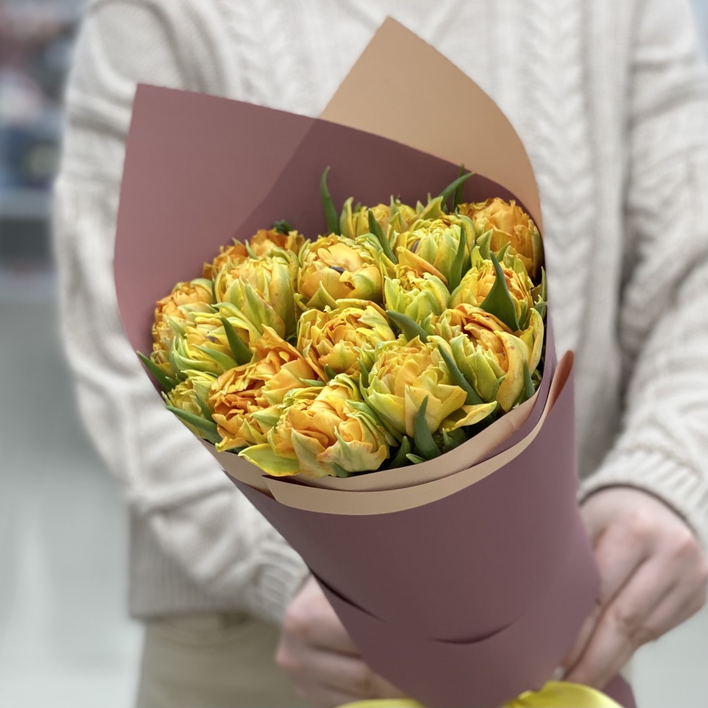 15 желтых пионовидных тюльпанов Орка в упаковке