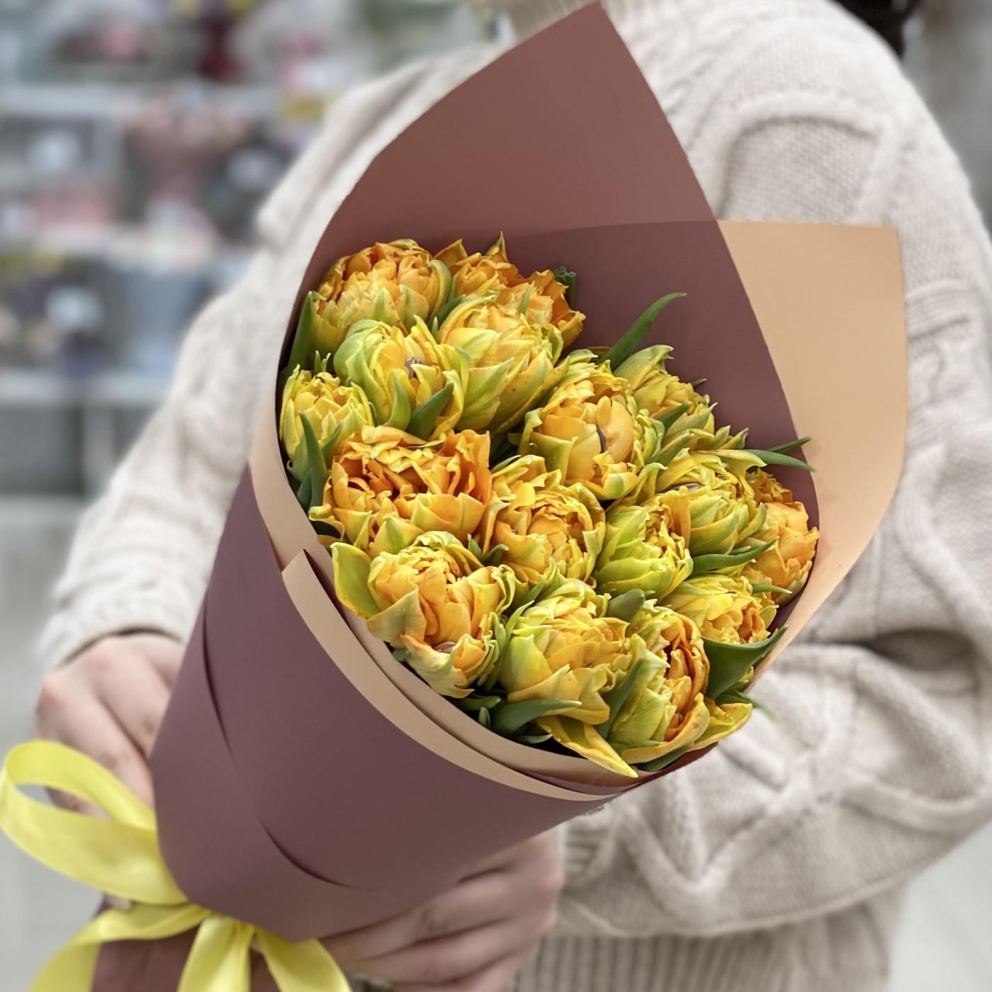 15 желтых пионовидных тюльпанов Орка в упаковке