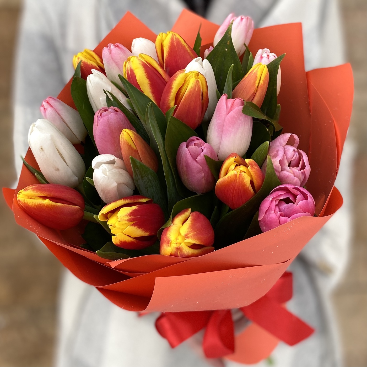 Букет 25 тюльпанов Микс - купить с доставкой или самовывозом в Москве и области в магазине качественных цветов по низким ценам