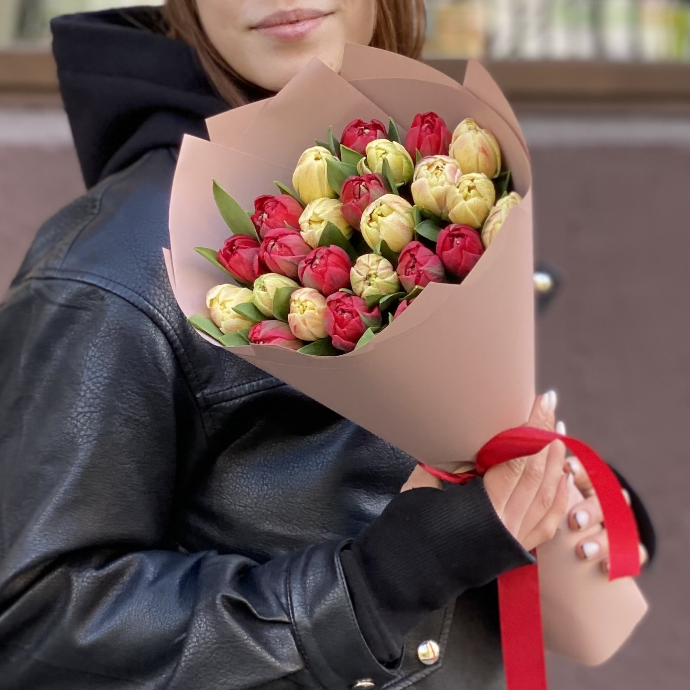 25 красных и кремовых пионовидных тюльпанов