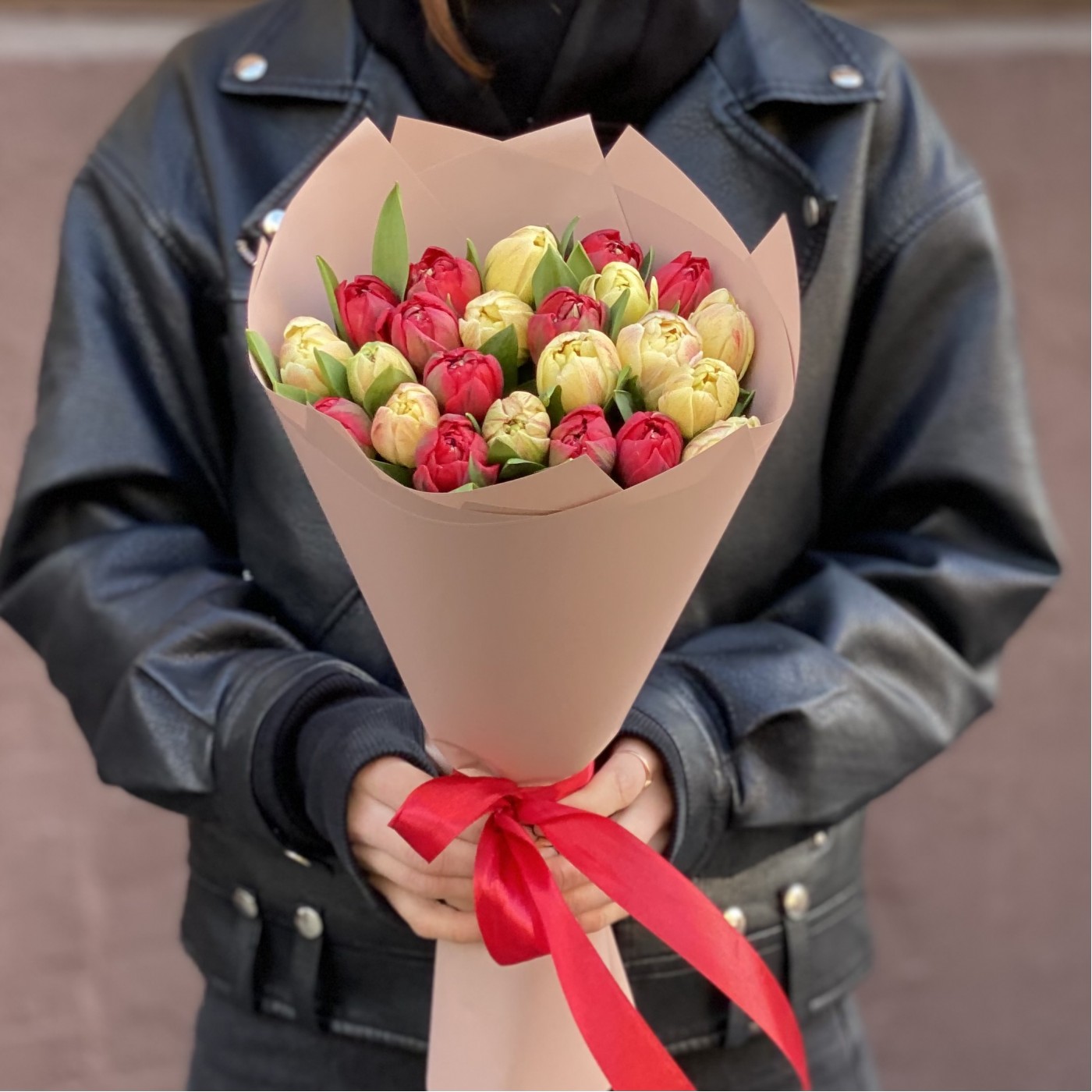25 красных и кремовых пионовидных тюльпанов