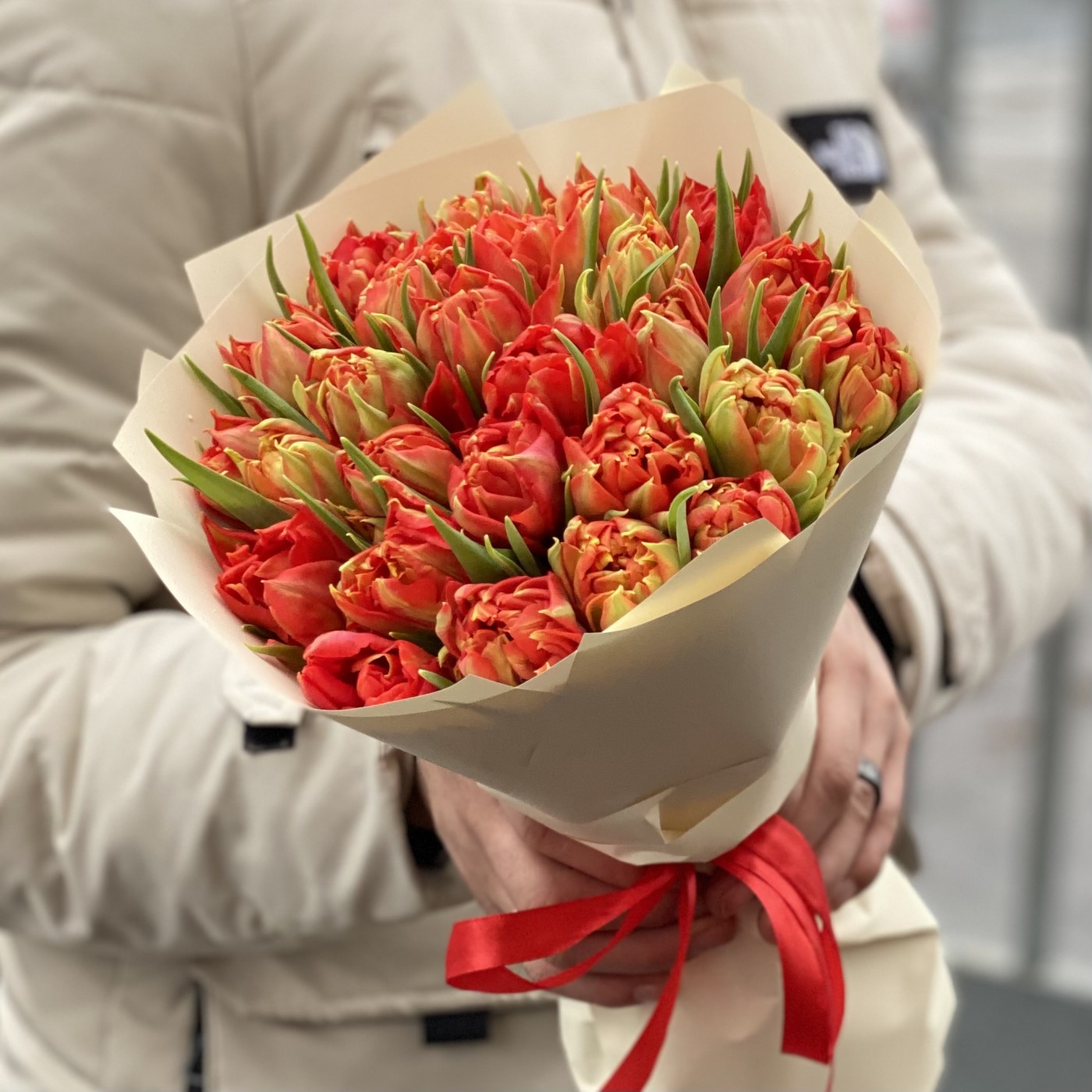 25 красных пионовидных тюльпанов Абба