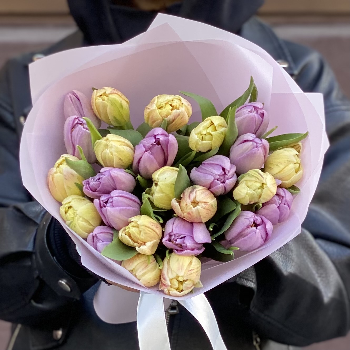 25 кремовых и сиреневых пионовидных тюльпанов