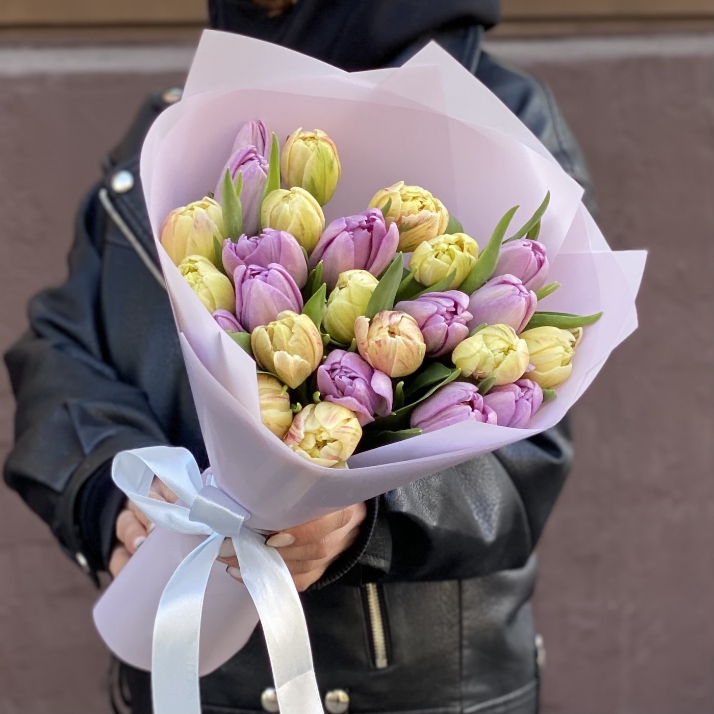 25 кремовых и сиреневых пионовидных тюльпанов