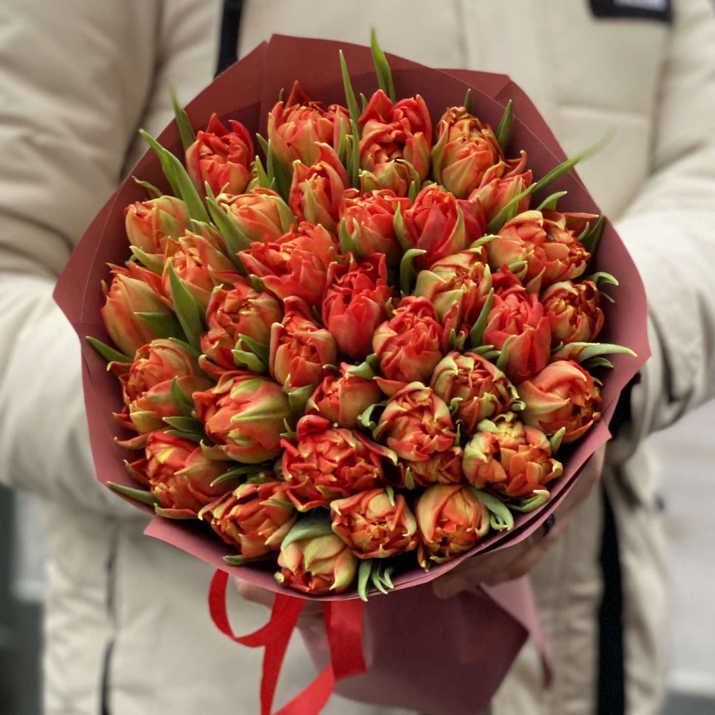 35 красных пионовидных тюльпанов Абба