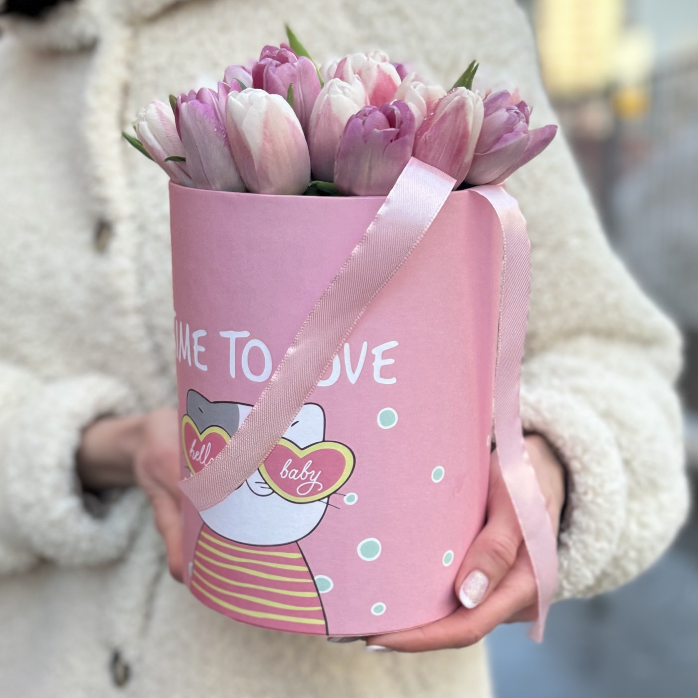 25 нежных розовых тюльпанов в коробке с котиком