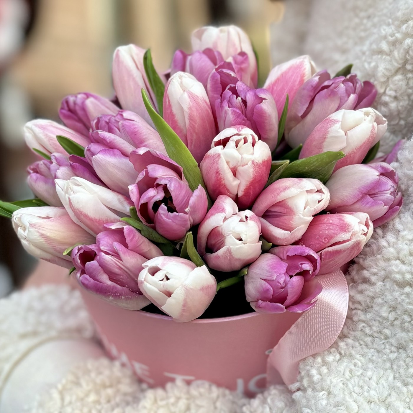 25 нежных розовых тюльпанов в коробке с котиком