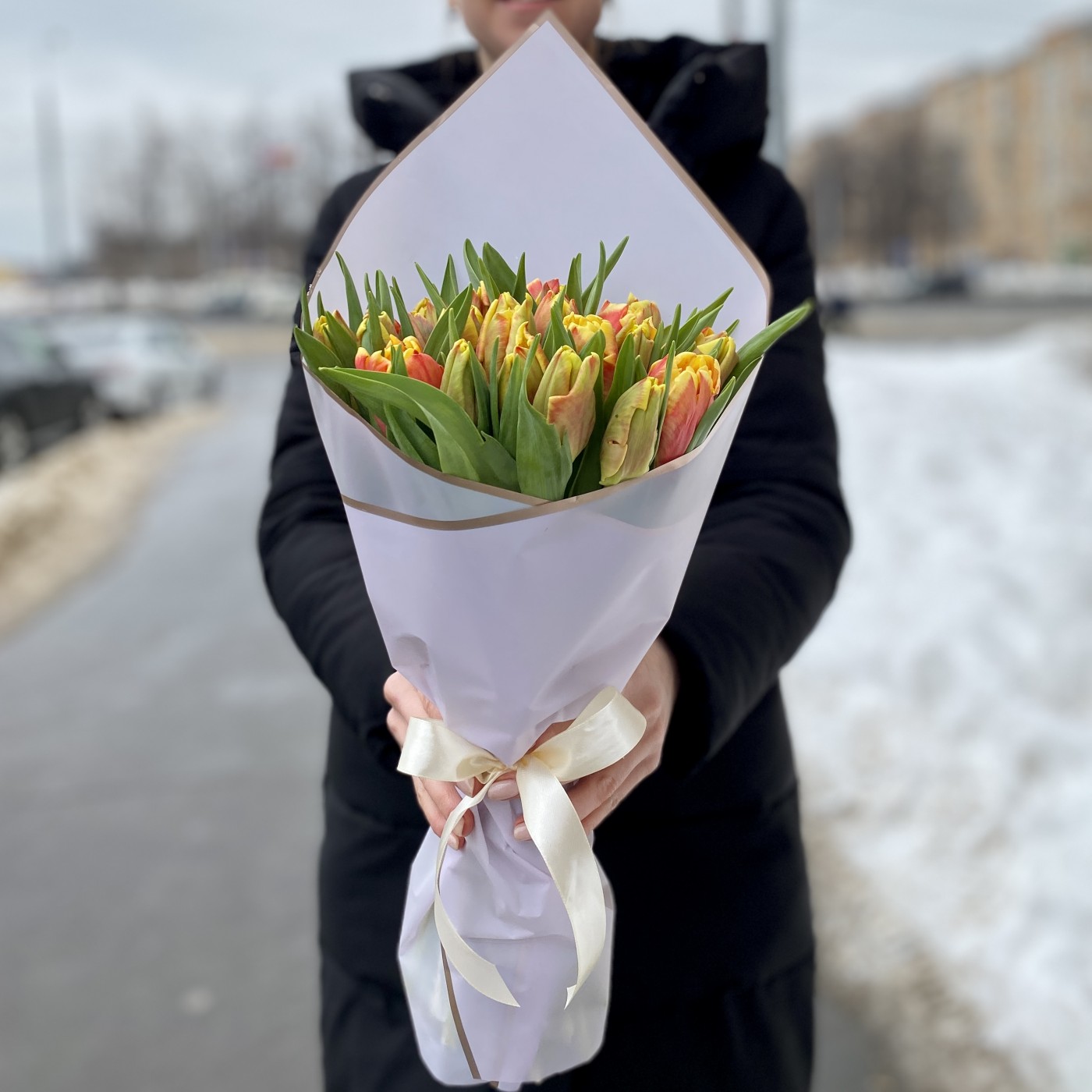 25 красно-желтых тюльпанов Диджей перот