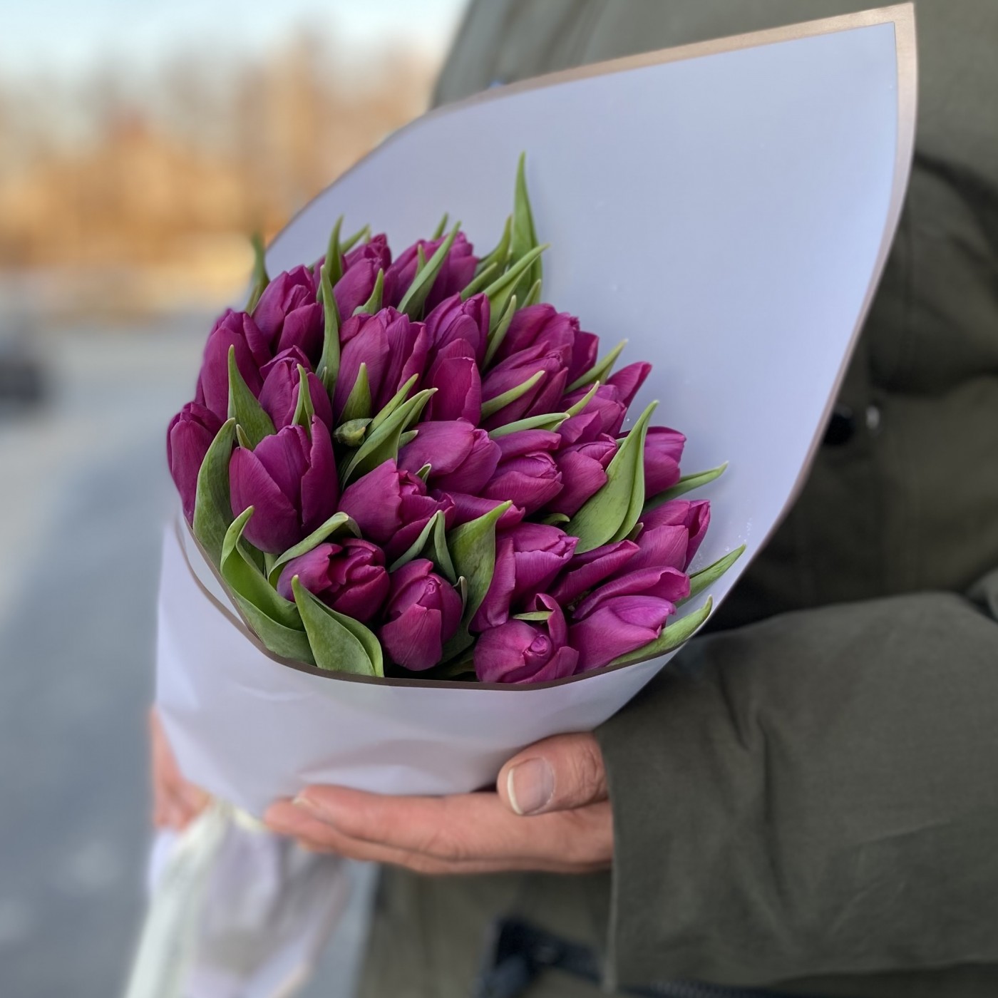 Букет 25 фиолетовых тюльпанов