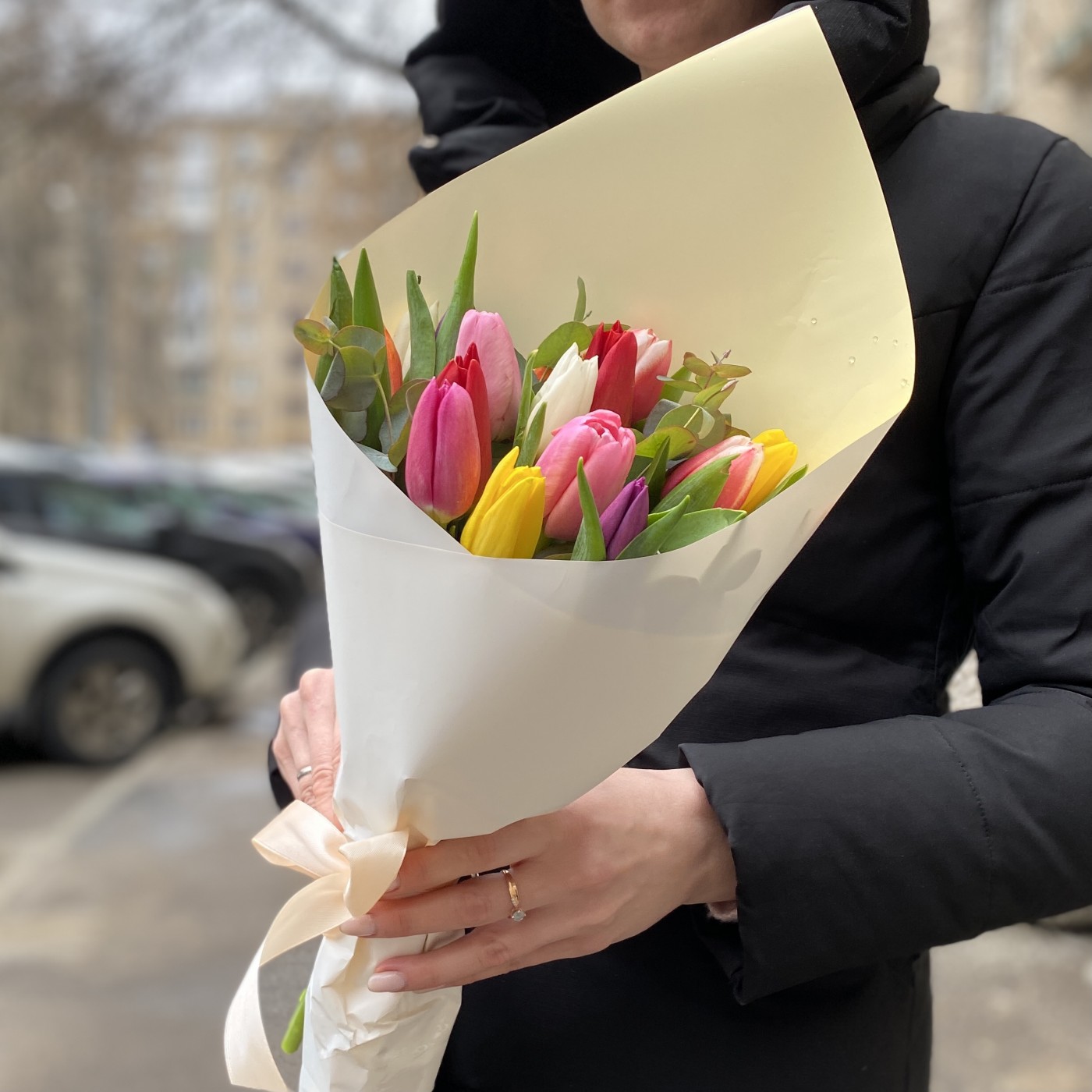 Букет из 15 разноцветных тюльпанов