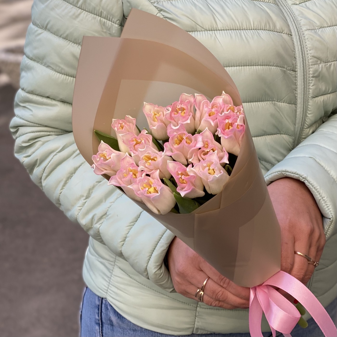 15  бело-розовых тюльпанов Краун