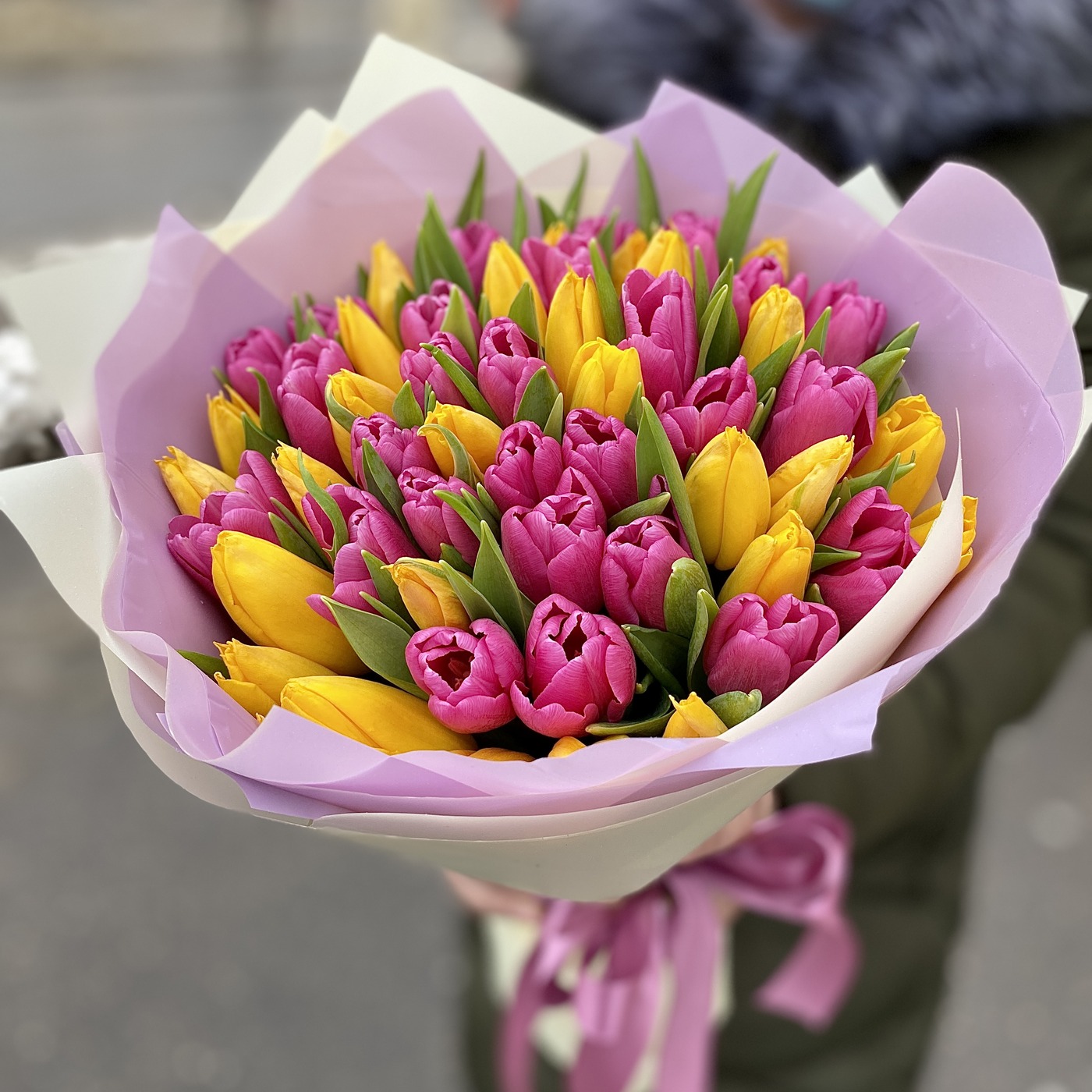 Разноцветные тюльпаны на День Святого Валентина