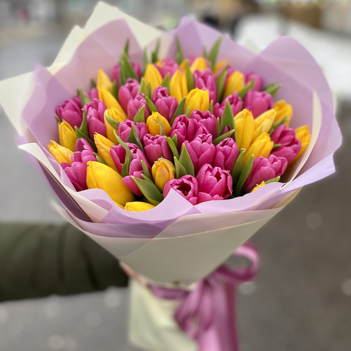 Букет розовых и желтых тюльпанов