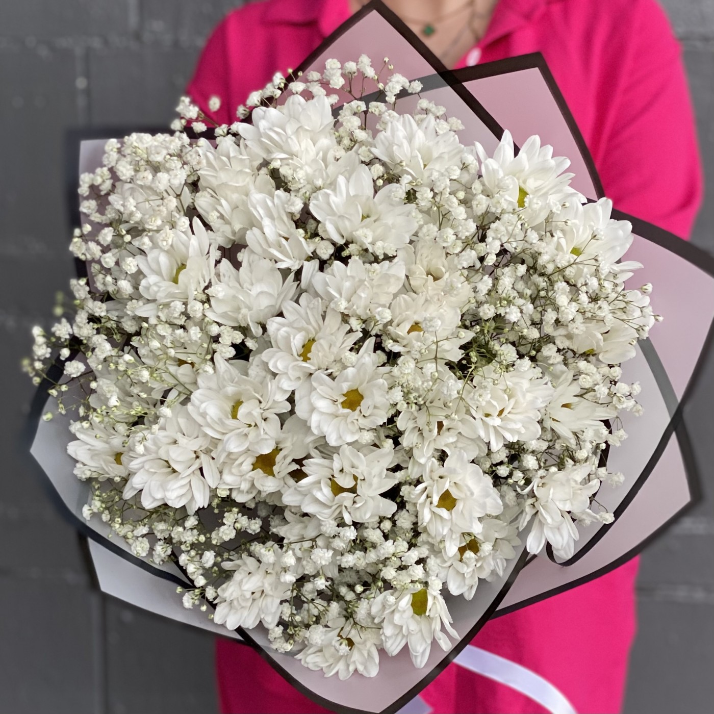 9 белых кустовых хризантем Бакарди с гипсофилой