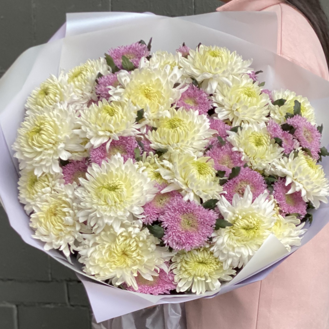 Букет из 51 белой и розовой хризантемы