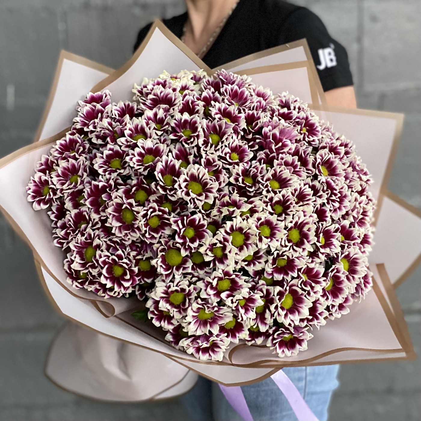 25 бело-фиолетовых хризантем Сантини