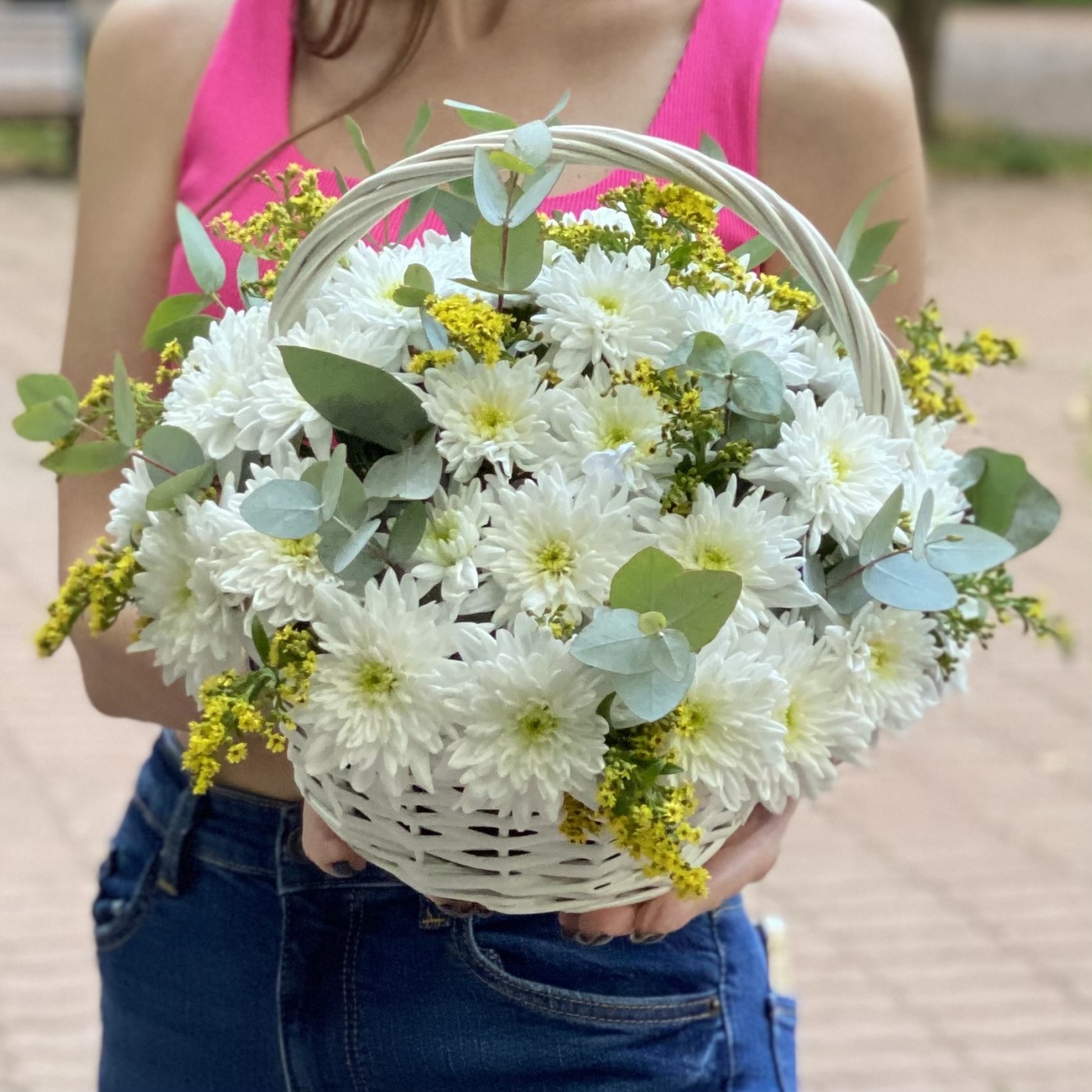 9 белых кустовых хризантем Балтика с солидаго в корзине