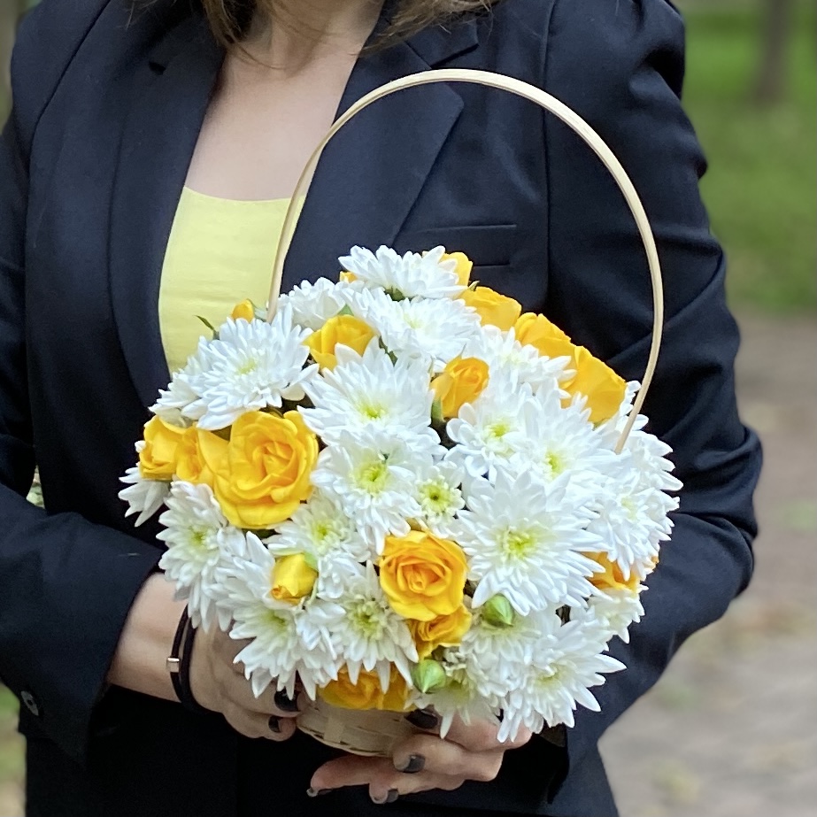 Кустовая белая хризантема Балтика с желтой кустовой розой в корзине