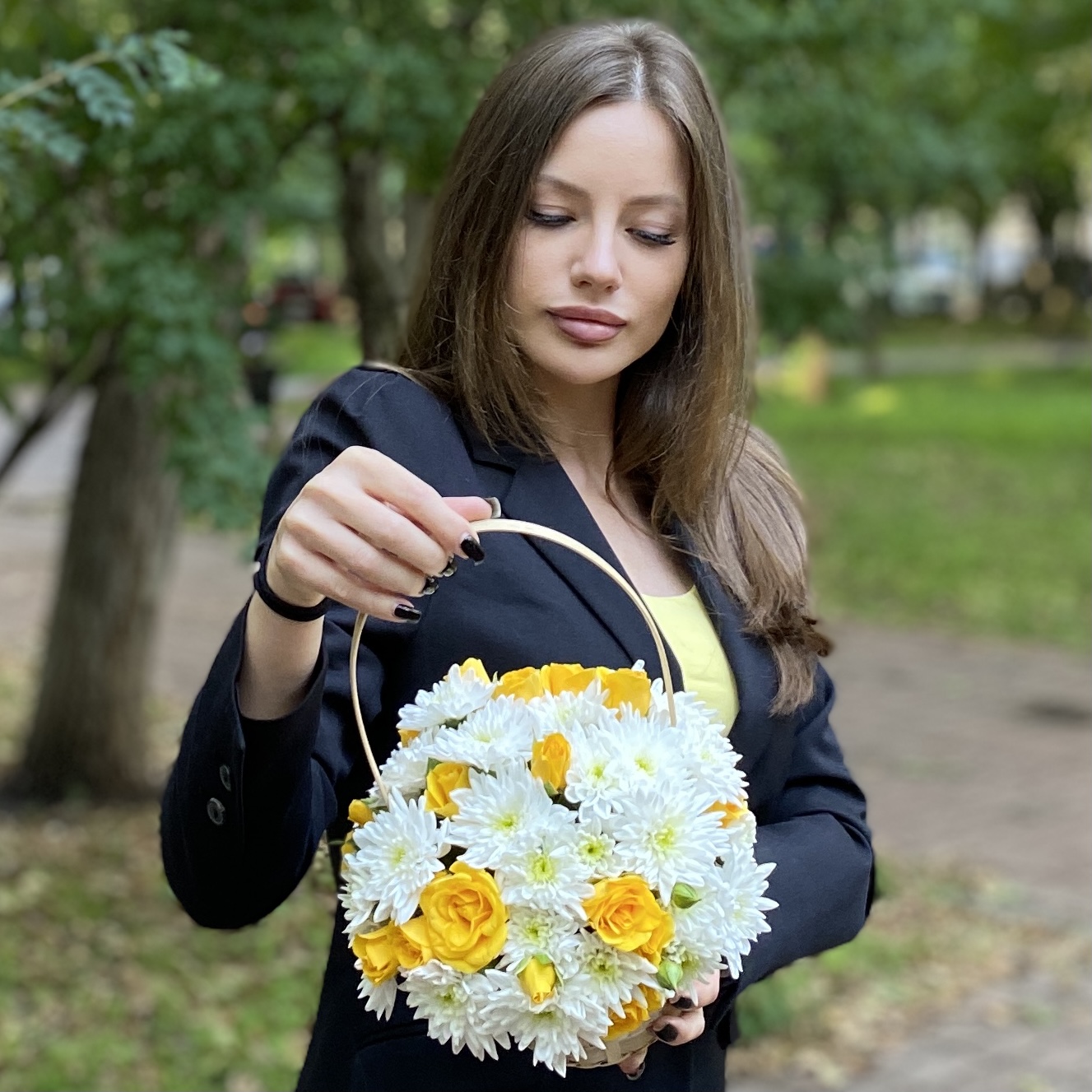 Кустовая белая хризантема Балтика с желтой кустовой розой в корзине