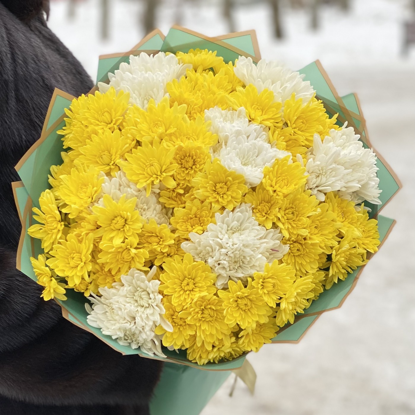 Букет из 15 кустовых белых и желтых  хризантем Балтика