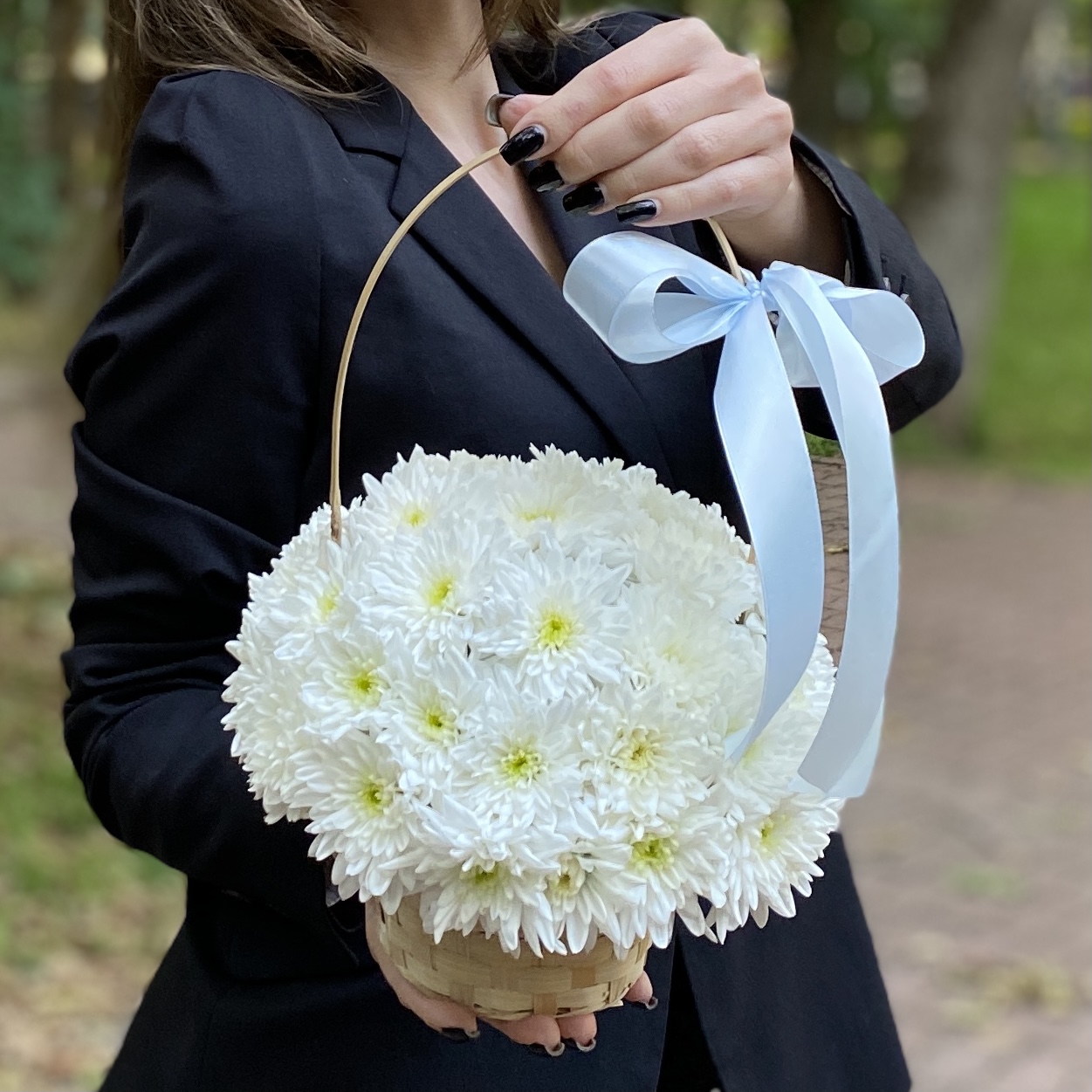 Кустовая белая хризантема Балтика в корзине