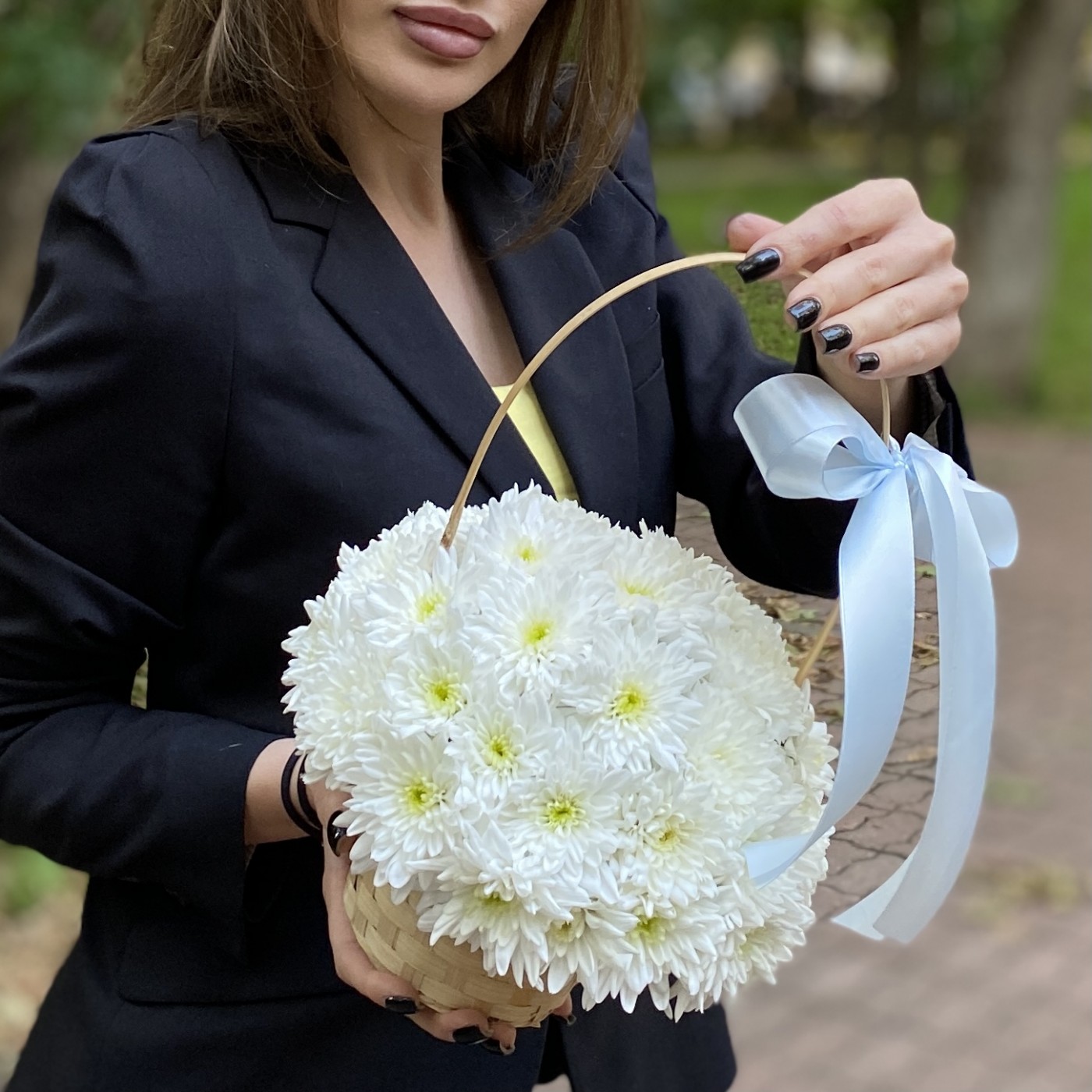 Кустовая белая хризантема Балтика в корзине