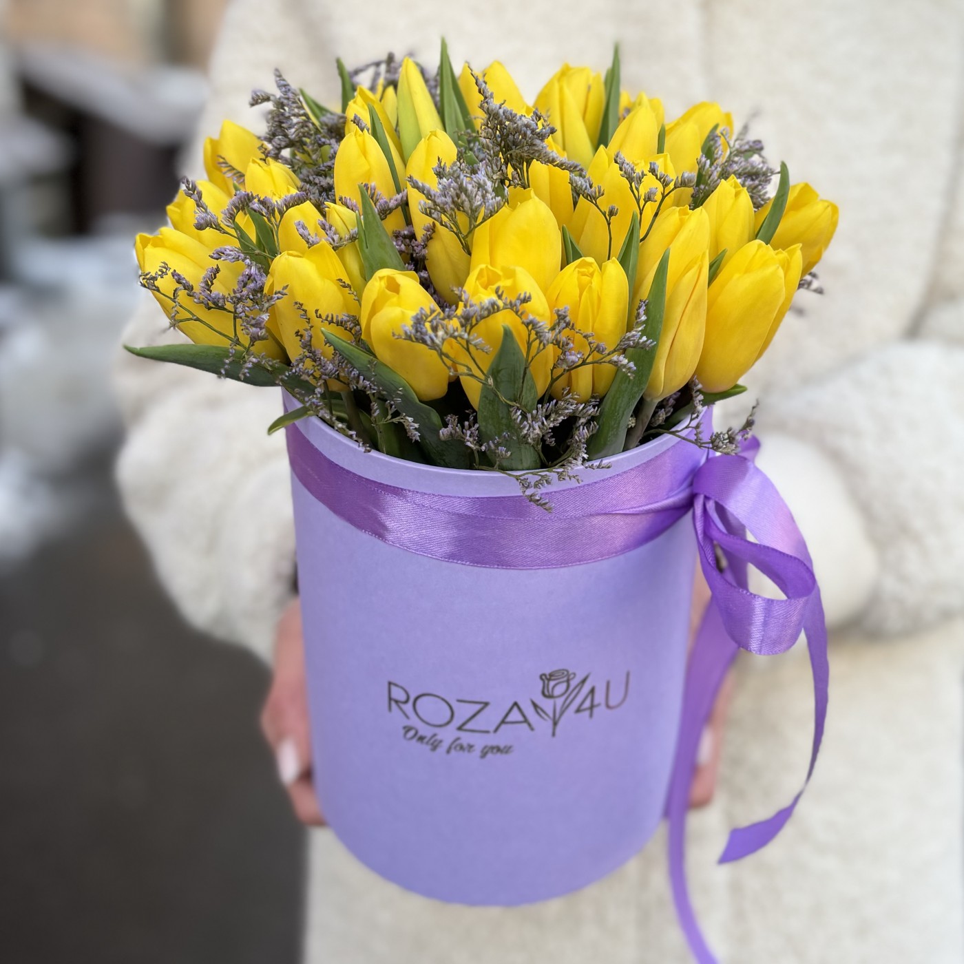 Желтые тюльпаны в шляпной коробке
