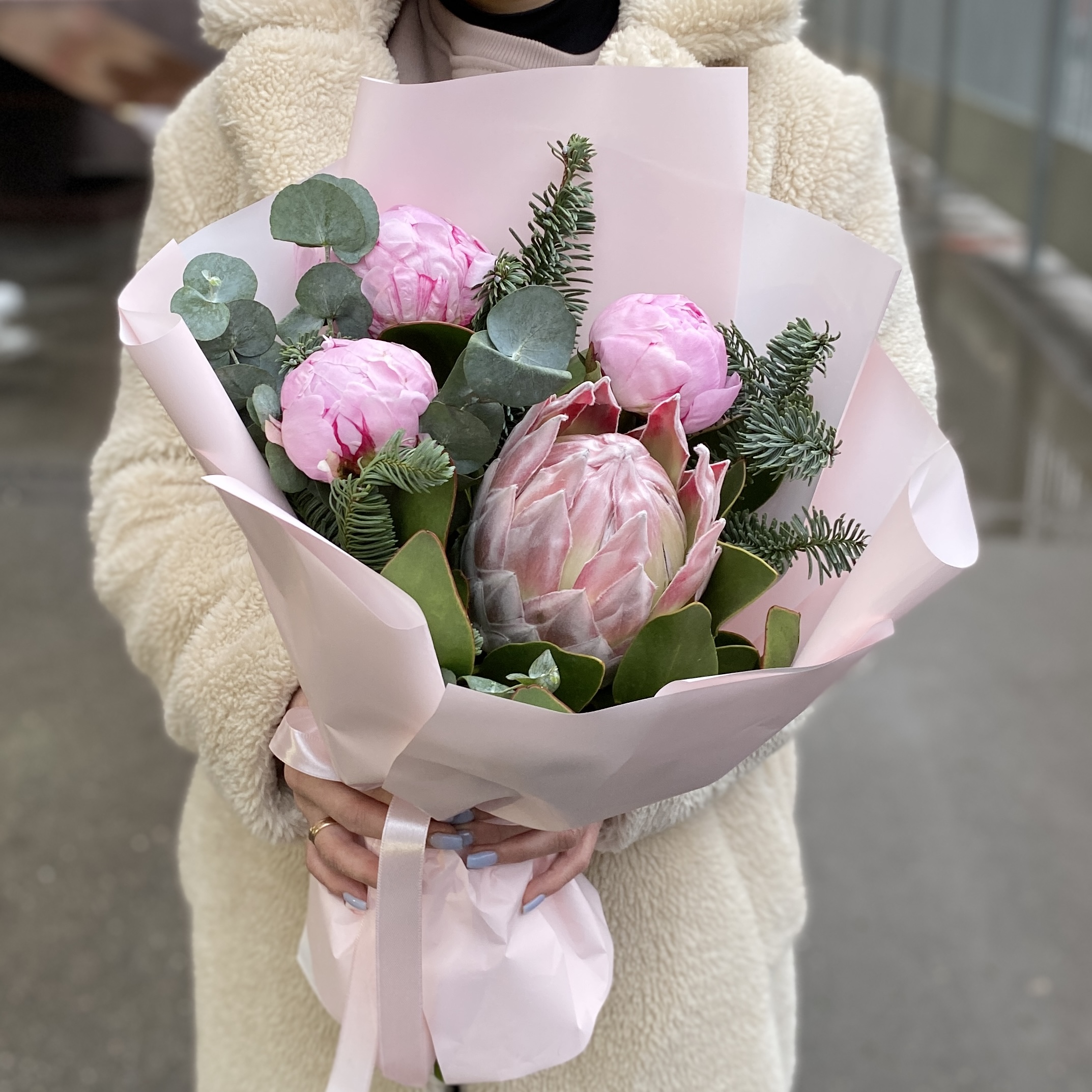 Зимний букет с пионами и нобилисом